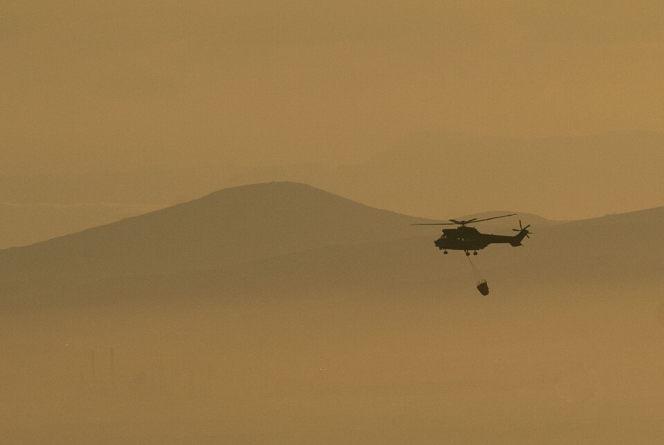 FORFALLER: Et militært helikopter under brannslokking over Cape Town i Sør-Afrika 20. april 2021.