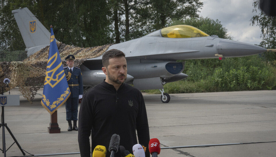 F-16: Ukrainas president Volodymyr Zelenskyj foran et av F-16-flyene som Nato-allierte har gitt til Ukraina. Bildet er tatt 4. august.