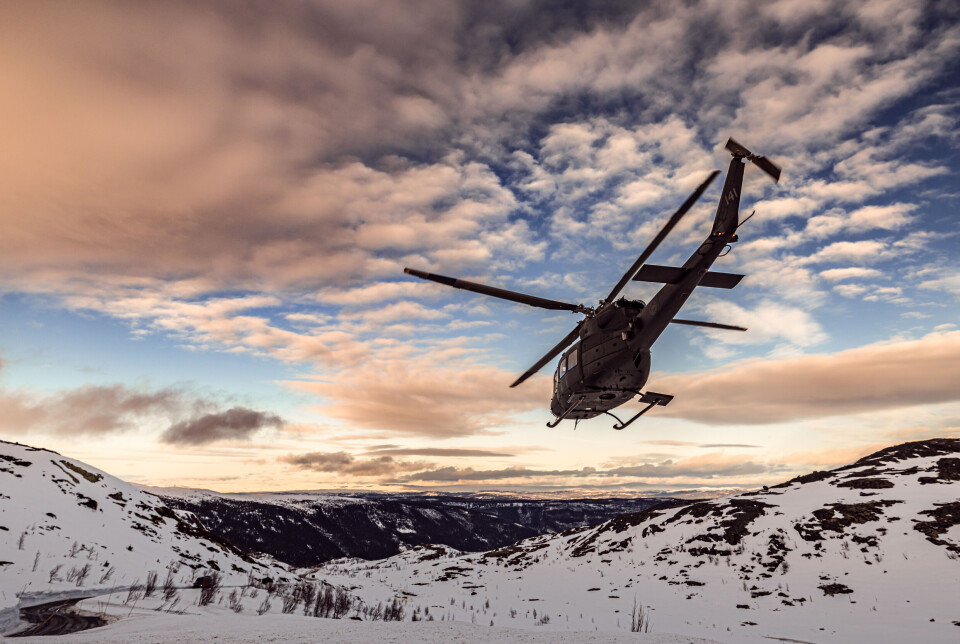 OPPGRADERES: Bell 412 skal inn på verksted. Dette helikopteret frakter soldater fra Gaustatoppen til Rauland høyfjellshotell.
