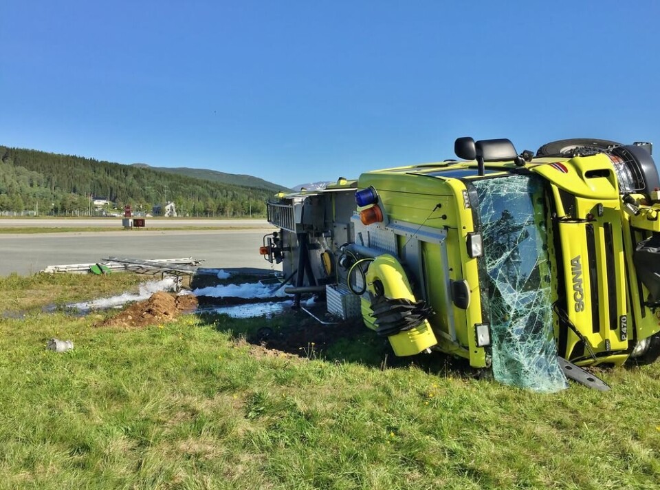 PÅ SIDEN: En brannbil veltet på siden i Bardufoss 17. august 2015. Dette var det andre uhellet med brannbiler i Bardufoss på to år. En brannbil veltet på siden i Bardufoss 17. august 2015.