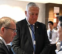 Fredsnasjon og krigsprofitør