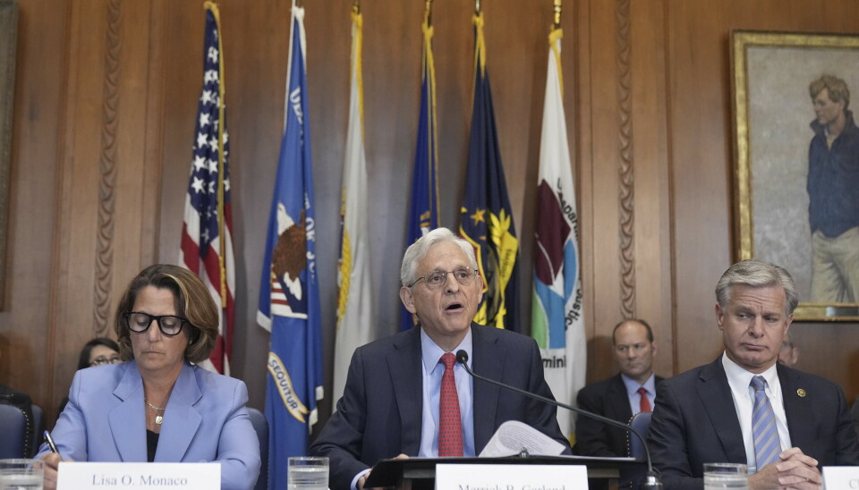 USAs justisminister Merrick Garland (i midten) fotografert på møtet i en gruppe i departementet som jobber med trusler mot det amerikanske valget. Til venstre sitter visejustisminister Lisa Monaco, mens FBI-sjef Christopher Wray sitter til høyre på bildet. Foto: Mark Schiefelbein / AP / NTB