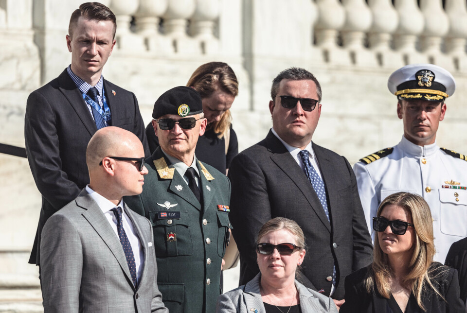 I BAKGRUNNEN: Gjermund Eide (i grønn uniform) holder seg litt bak, men i nærheten av Stoltenberg. Her på kransenedleggelse ved den ukjente soldats grav på Arlington i forkant av Nato-toppmøtet i Washington.