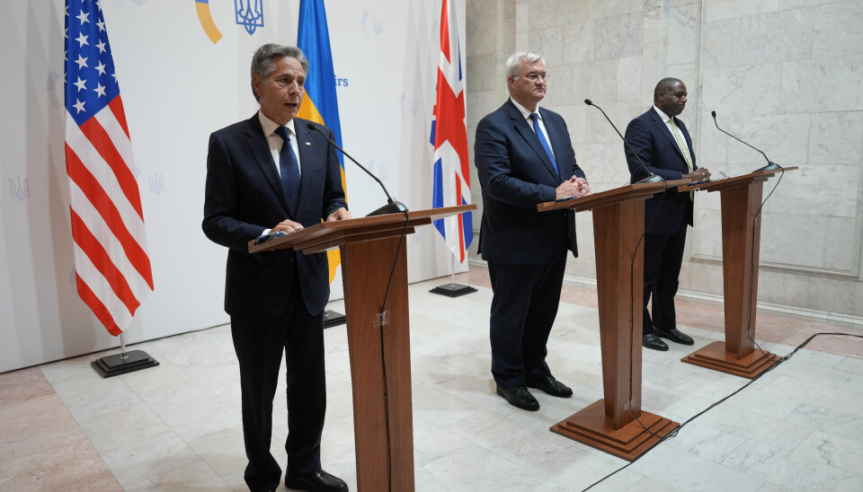 STØTTEPAKKER: USAs utenriksminister Antony Blinken (t.v.) på onsdagens pressekonferanse i Kyiv sammen med Ukrainas utenriksminister Andrij Sybiha og den britiske utenriksministeren David Lammy (t.h.)