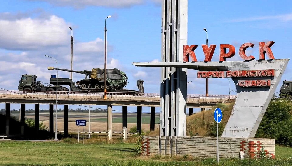KURSK: Russiske styrker har innledet en motoffensiv mot ukrainske styrker i grenregionen Kursk, sier ukrainernes president Volodymyr Zelenskyj. På bildet er russiske stridsvogner på vei til Sudzjanskij-distriktet i Kursk i august.