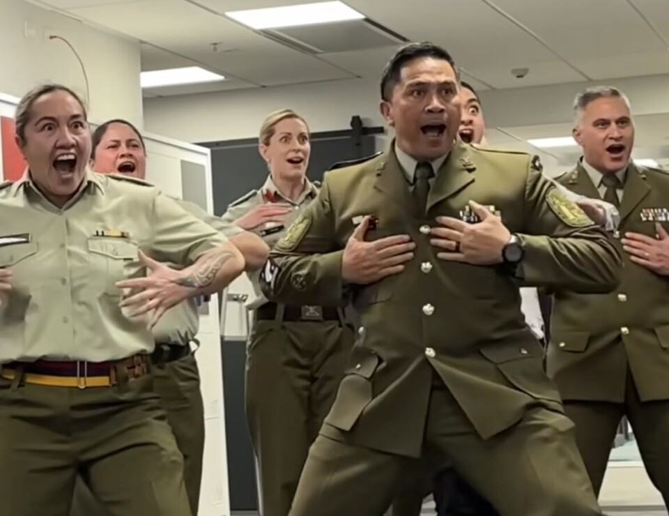 HAKA: Fremføring av en tradisjonell Māori-haka for å feire den nye hærsjefen i New Zealand.