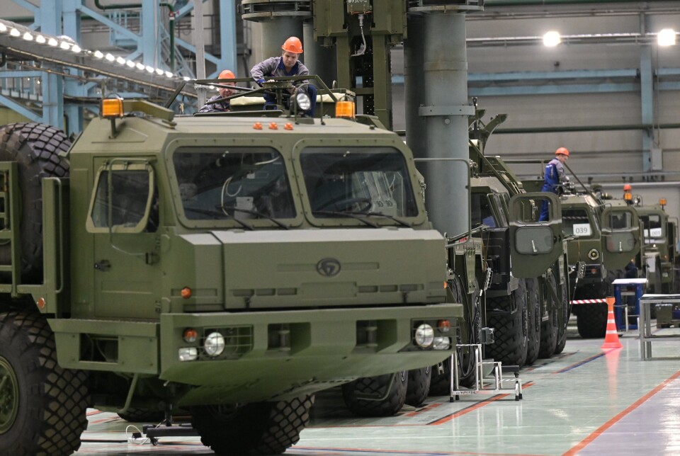 VÅPENINDUSTRI: Nye militærkjøretøy klargjøres på en fabrikk i St. Petersburg. Russlands våpenindustri har tilsynelatende ingen problemer med å skaffe teknologi og andre deler av Vesten.