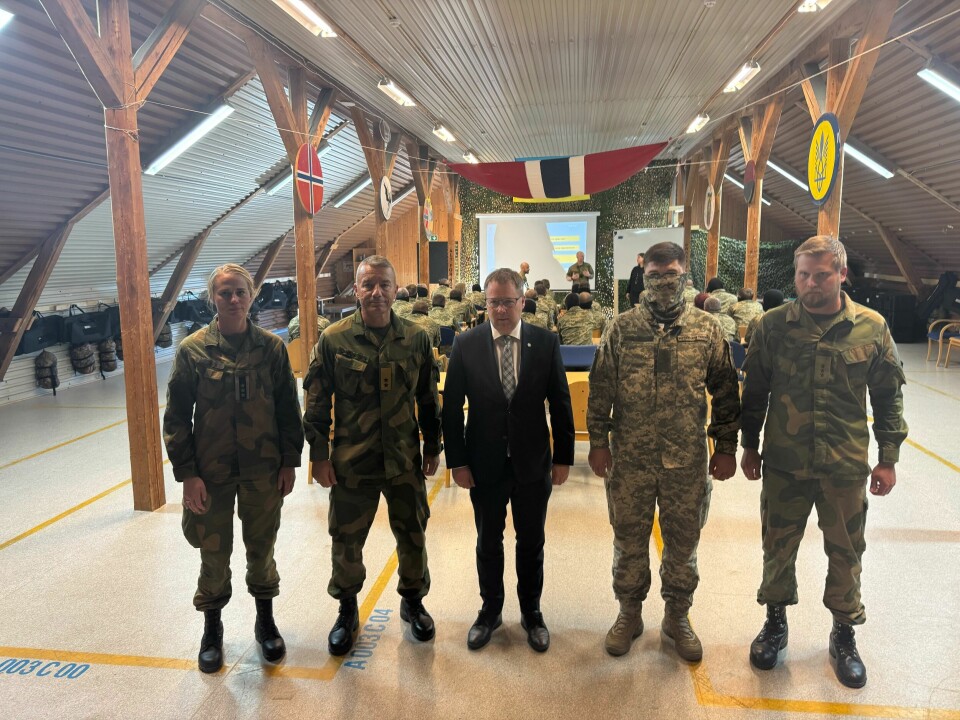 VÆRNES: Sjef Heimevernvernsdistrikt 12 Trøndelag, Marianne Eidem (f.v), sjef Heimevernet Frode Ommundsen, forsvarsminister Bjørn Arild Gram, sjef for de ukrainske styrkene sin er under opplæring og opplæringssjef for Gungne, Daniel (etternavn skjermet).