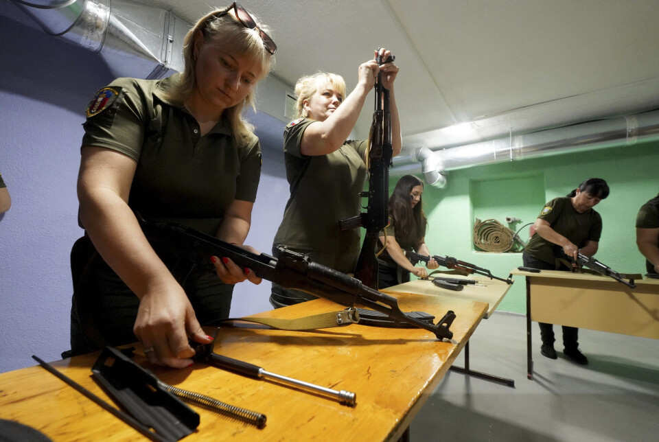 PÅTATT JOBB: Krigen har ført til at ukrainske kvinner har påtatt seg jobber som tidligere var dominert av menn. Her inspiserer kvinner i Kharkiv-regionen våpen.