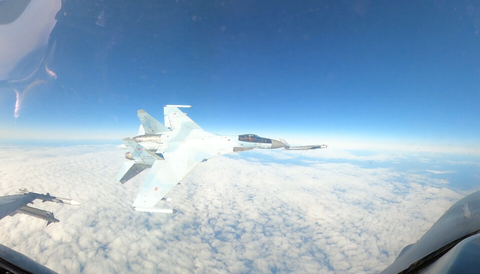 TETT PÅ: 23 september 2024 gjennomførte et russisk Su-35 jagerfly en dristig manøver mot et amerikansk F-16 jagerfly.