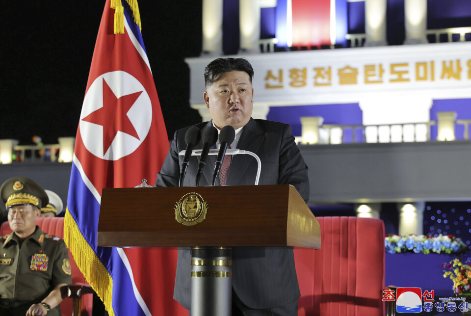 ATOMVÅPEN: Nord-Koreas leder Kim Jong-un, her under en tale i august, sier at Sør-Korea og USA kan bli angrepet med atomvåpen hvis de to landene krenker nordkoreansk territorium.