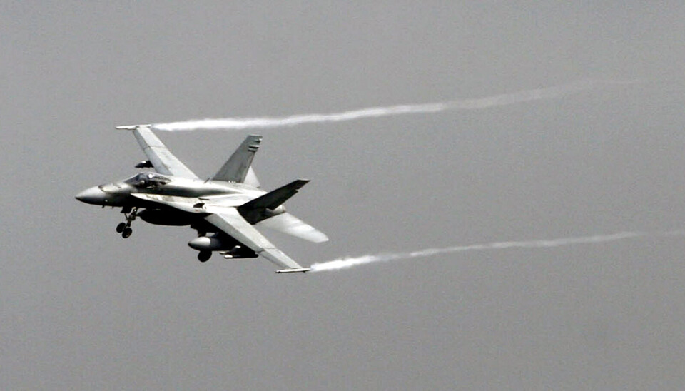F-18: Et F-18 Hornet jagerfly flyr over Sicilia i 2011.
