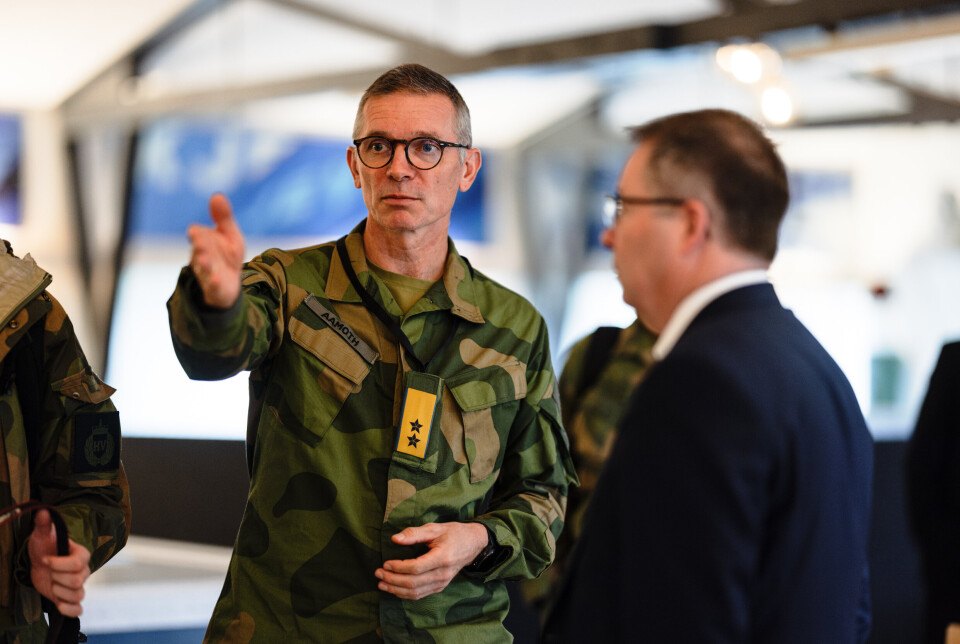 KJEVIK: Forsvarsminister Bjørn Arild Gram i samtale med sjef for Forsvarets høgskole Dag Rist Aamoth.