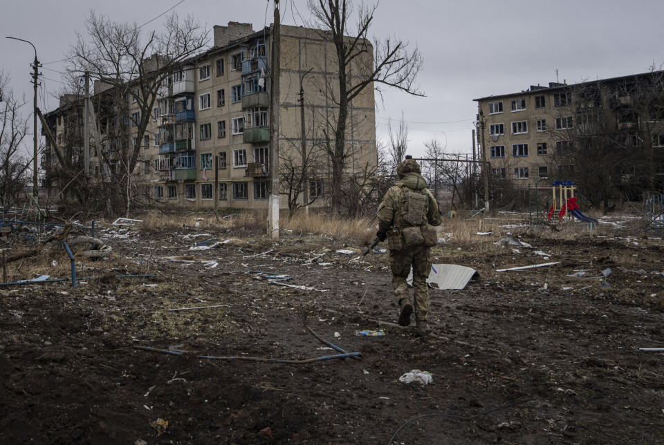 ØDELEGGELSE: En ukrainske soldat løper gjennom et øde boligområde i Vuhledar.