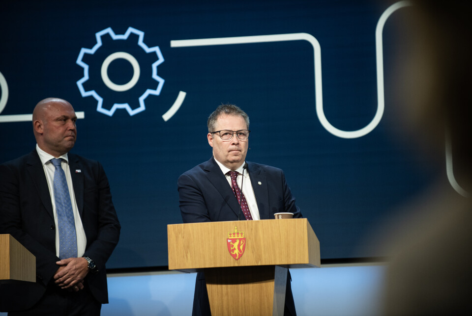 ØKER KAPASITET: Administrerende direktør i Chemring Nobel Helge Husby (t.v) og forsvarsminister Bjørn Arild Gram (Sp) kunne presenterte nyheter på en pressekonferanse.