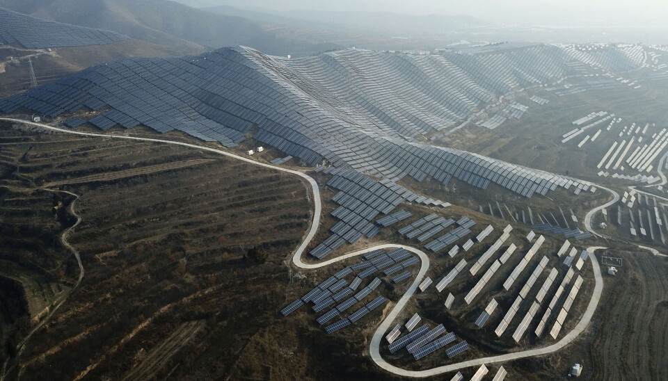 SOLCELLE: Dette bilder viser en større installasjon av solcellepaneler i en dal i Ruichang, i den kinesiske Shanxi-provinsen. Bildet er tatt i 2019.