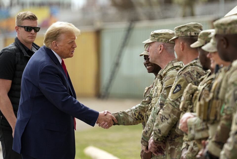NASJONALGARDEN: Presidentkandidat Donald Trump hilser på medlemmer av Nasjonalgarden på grensen til Mexico i februar.