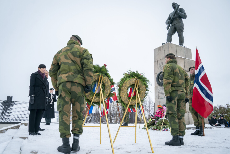 JUBILEUM: I år er det 80 år siden sovjetiske styrker frigjorde Finnmark etter andre verdenskrig. Bilde fra kransenedleggelse i 2019 i Kirkenes, hvor daværende utenriksminister Ine Eriksen Søreide og den russiske utenriksministeren Sergej Lavrov var til stede.