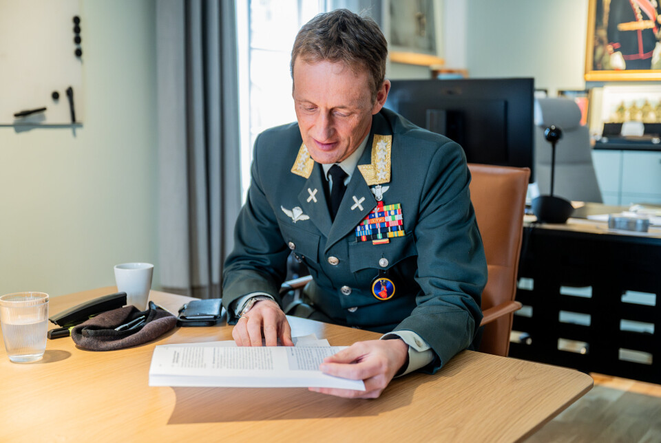 LESELYST: Eirik Kristoffersen sier han liker å lese. Her blar han i langtidsplanen.