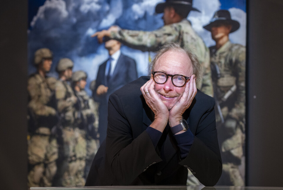 NATO-KUNST: Kunstneren Per Fronth er aktuell med utstillingen «Power Trilogy» i Fine Art Galleri i Oslo. Her sitter han foran et maleri hvor motivert er Jens Stoltenberg i samtaler med soldater.