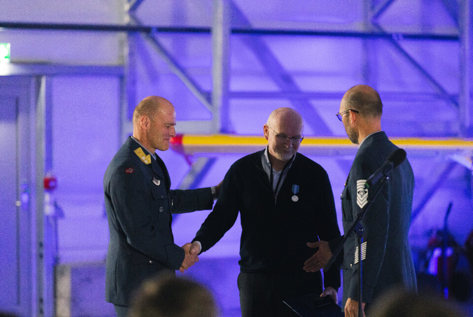 HEDRET: Sjef for Luftforsvaret, generalmajor Øivind Gunnerud og sjefssersjant i Luftforsvaret Didrik Sand delte onsdag ut fortjenstmedalje til Odd-Helge Wang som går av etter 38 år i Forsvaret.