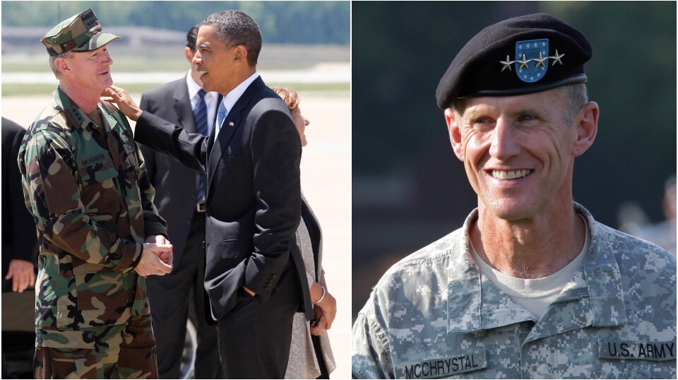 I SKUDDLINJEN: Både William McRaven (t.v) Stanley McChrystal skal ha vært nære krigsrett. På bildet til venstre gratuleres McRaven av Barack Obama etter oppdraget som drepte Osama Bin Laden.