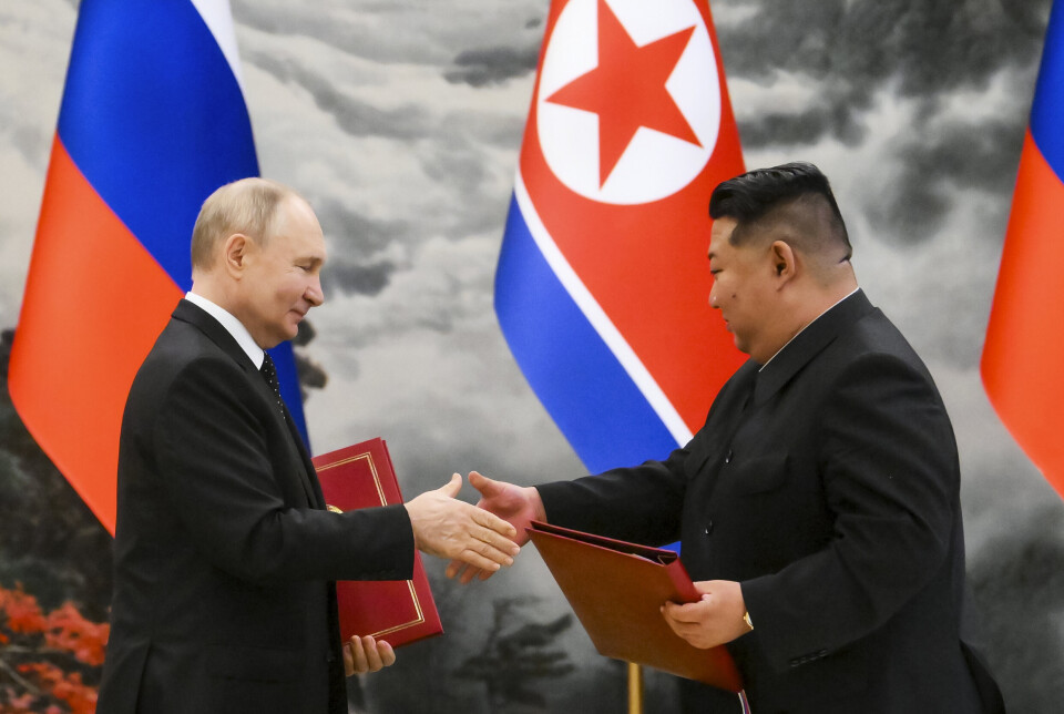 STØTTE: Nord-Koreas leder Kim Jong-un (t.h.) sender tusenvis av soldater for å hjelpe Russlands president Vladimir Putin (t.v.) i Ukraina-krigen, ifølge sørkoreanske og ukrainske myndigheter.