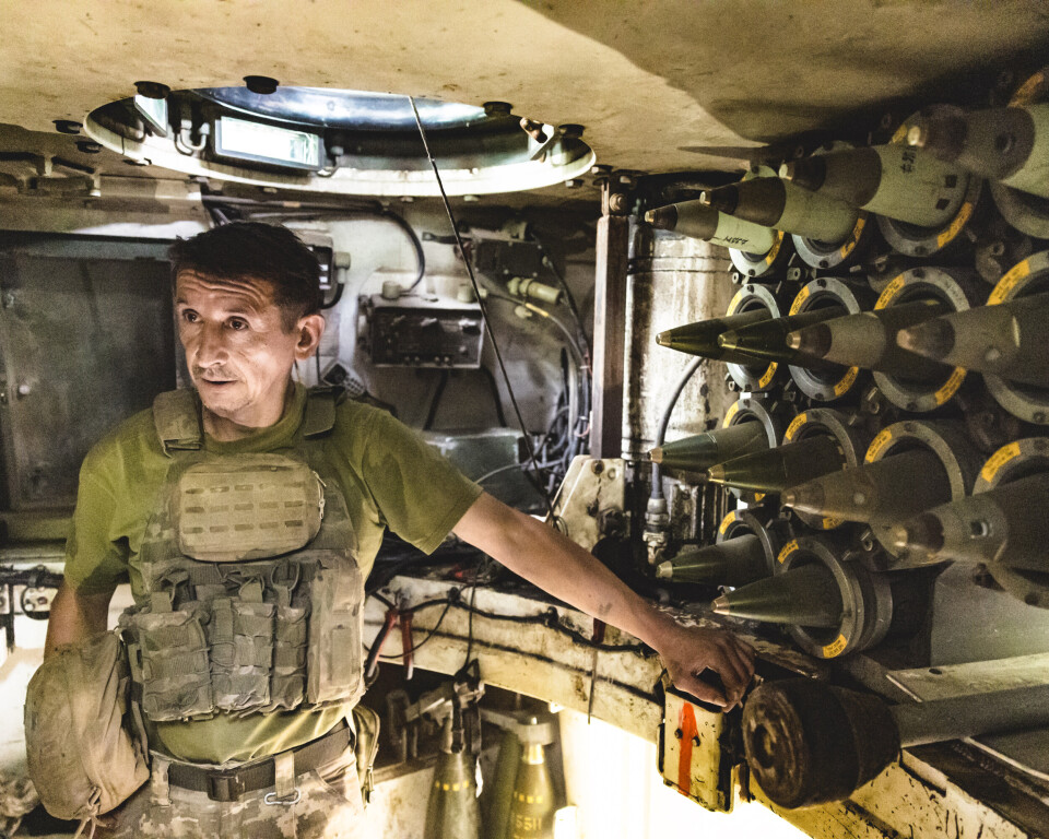 KRITISK: En ukrainsk soldat tilhørende 28. brigade ved fronten i Donetsk forteller om hvor kritisk donasjoner fra andre land er for at de skal kunne fortsette å kjempe mot de russiske styrkene.