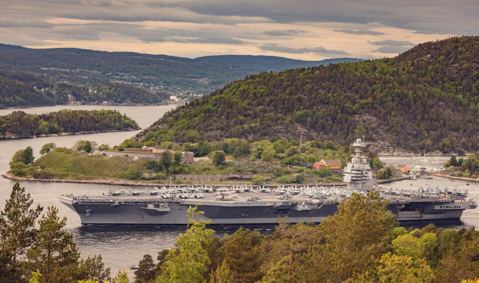 STRATEGISK: Verdens største krigsskip, hangarskipet USS Gerald R. Ford, passerte Oscarsborg utenfor Drøbak da hun forlot hovedstaden etter et besøk i 2023.