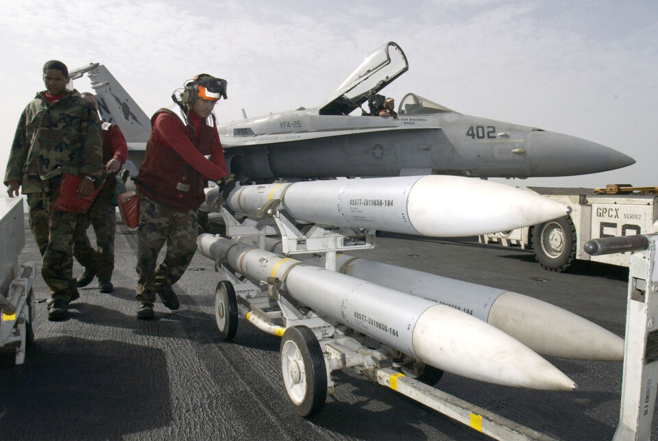 AMRAAM: En sjømann triler en last med AMRAAM-missiler om bord på hangarskipet USS Abraham Lincoln i februar 2023.