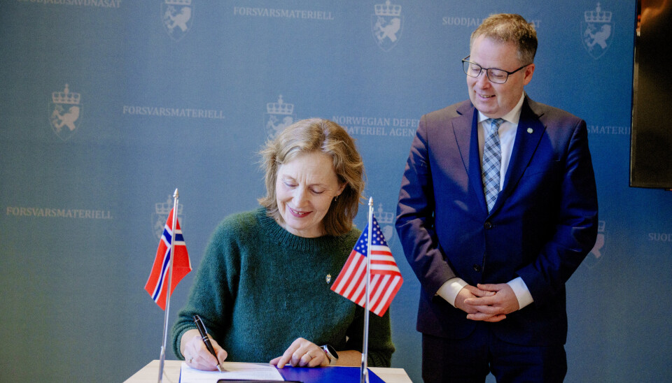 SIGNERING: Forsvarsmateriell-sjef Gro Jære signerer avtalen om å kjøpe nye luftvernmissiler til over fire milliarder kroner. Forsvarsminister Bjørn Arild Gram (Sp) er også med på signeringen.