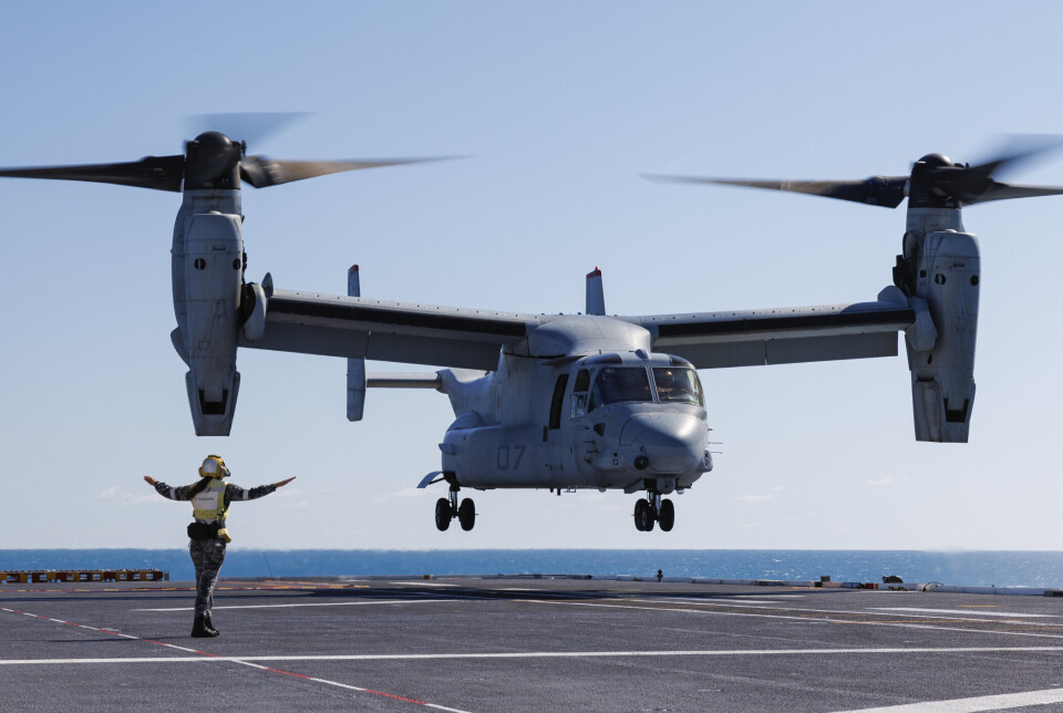 TILTROTOR: Osprey-flyene har en spesiell utforming, som gjør at de kan lette og lande som et helikopter. Avbildet er et amerikansk Osprey som guides ned på dekk om bord australske HMAS Adelaide under øvelsen Sea Raider den 7. august 2023.