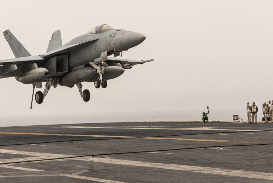 MÅTTE TIL FLESLAND: Amerikansk fly kommer inn for landing på USS Harry S. Truman under Neptune Strike 26. oktober 2024. Noen dager senere landet jagerfly fra USA på Flesland. Det er ukjent om det er samme fly som på bildet.