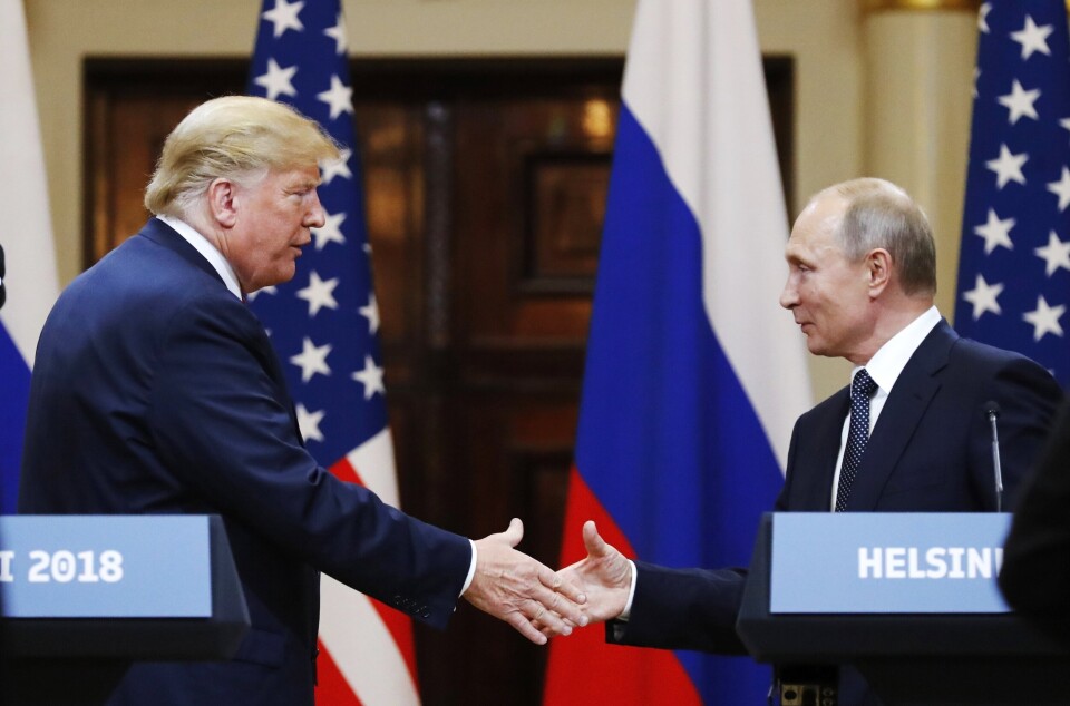 FINLAND: Russlands president, Vladimir Putin og tidligere president i USA Donald Trump hilser under en pressekonferanse i Helsinki, i juli 2018.
