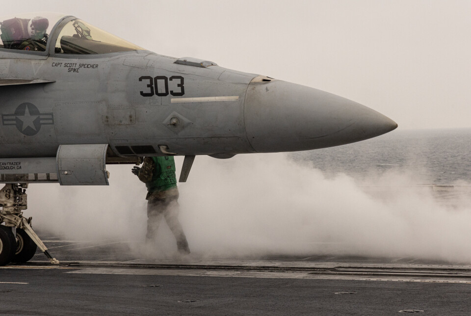 DANS: Et F/A-18 jagerfly gjøres klar til take off. BEvegelsene til mannskapet er nøye koreografert.