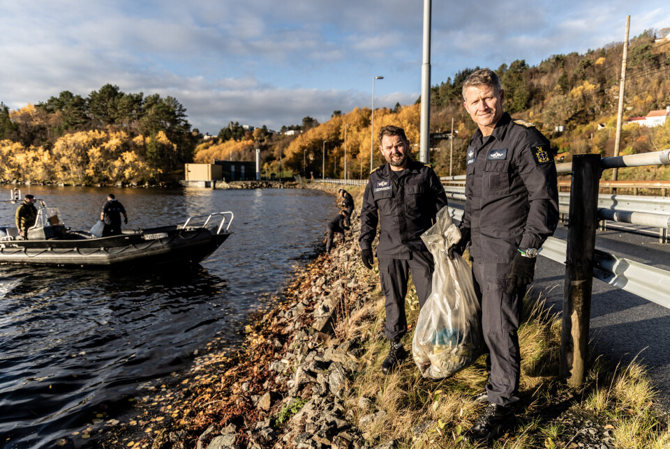 NORSKEKYSTEN:– Norge har verdens nest lengste kystlinje. Det er enormt mye øyer, holmer og skjær, fjorder og viker. Dette fanger mye av plastikksøppelet langs kysten, forteller sjef for Sjøforsvaret Oliver Berdal. Her står han med sjefsmester i Sjøforsvaret Arild Edinsen.