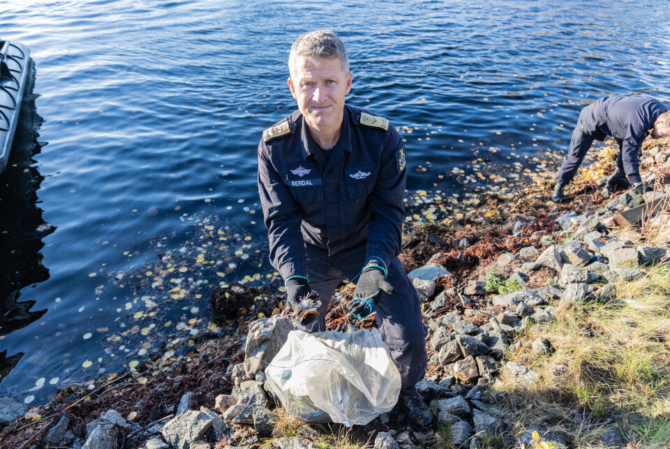 PÅ RYDDER'N: Oliver Berdal rydder i fjæra.