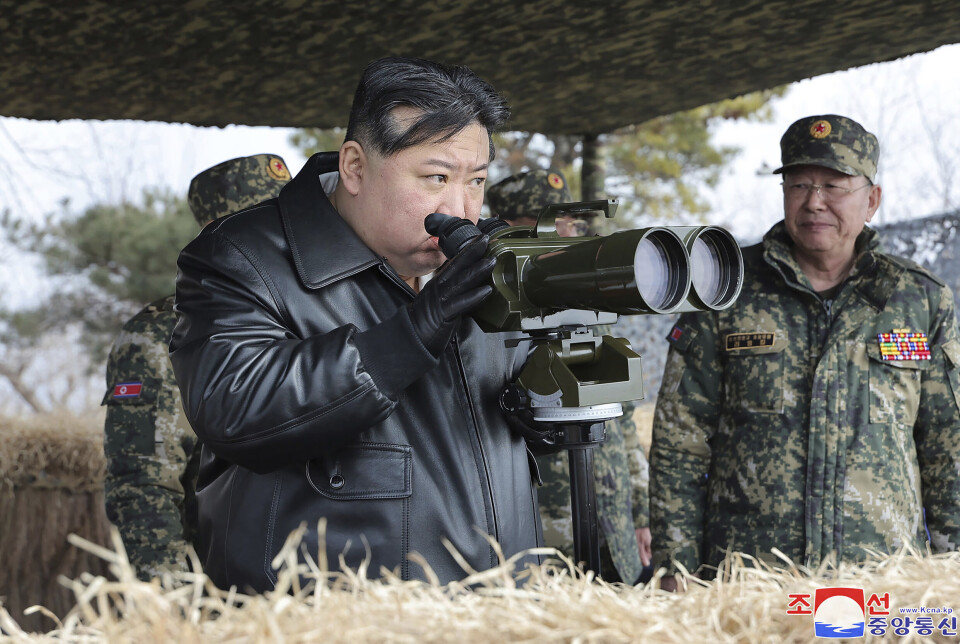 LEDER: Nord-Koreas leder Kim Jong-un observerer en artilleriøvelse i mars i år. Ukraina mener at han sender arbeidskraft til Russland.