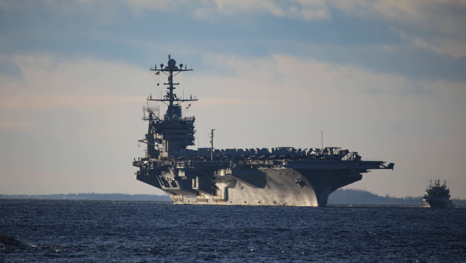 Her seiler hangarskipet inn Oslofjorden
