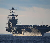 Her seiler hangarskipet inn Oslofjorden