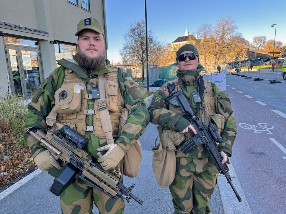PÅ VAKT: Heimevernssoldatene Marius Nyman (t.v) og Jesper Mork driver adgangskontroll ved Akershusstranda.
