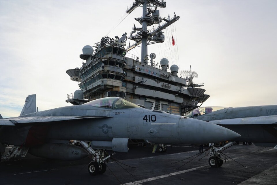 FLYTTBAR FLYPLAS: Et kampfly av typen F/A-18 Super Hornet på dekket til Truman mens det ligger ankret opp i Oslofjorden.