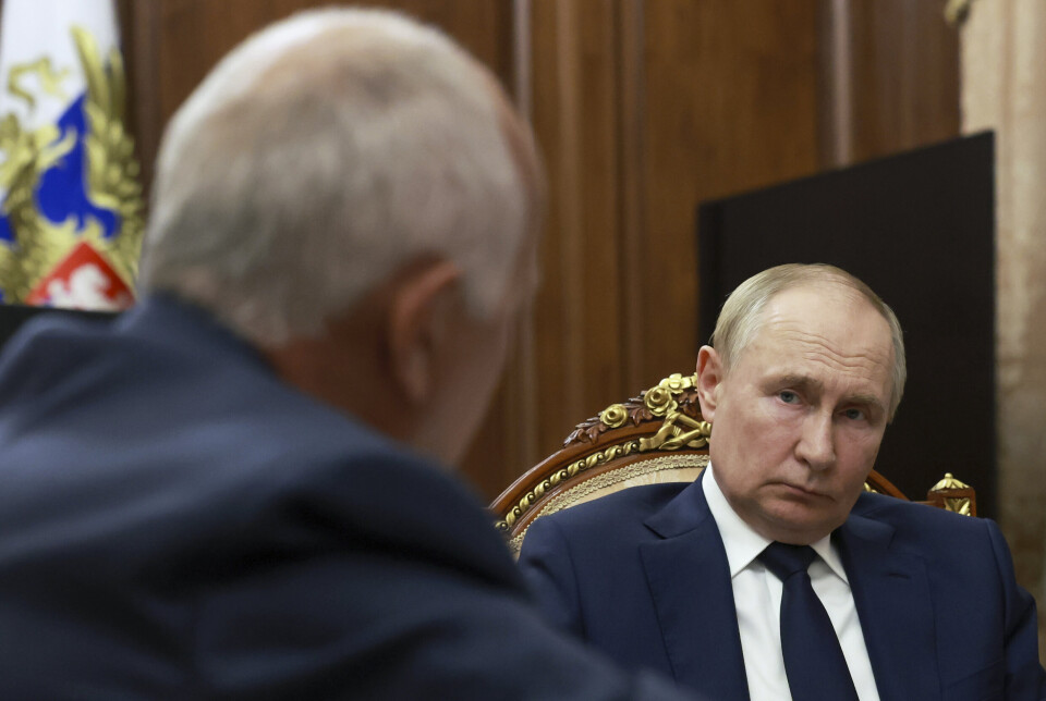 TRØBBEL: Sergej Tsjemezov (t.v) sier at russiske selskaper står i fare for å gå konkurs hvis ikke noe gjøres. Her fra et møte med president Vladimir Putin i slutten av juli.