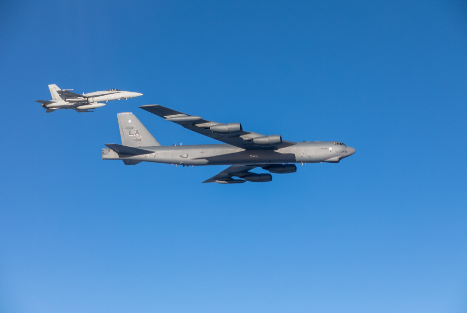 BOMBEFLY: Det amerikanske bombeflyet B-52 og et F/A-18 Hornet jagerfly i finsk luftrom, 5. november 2024.