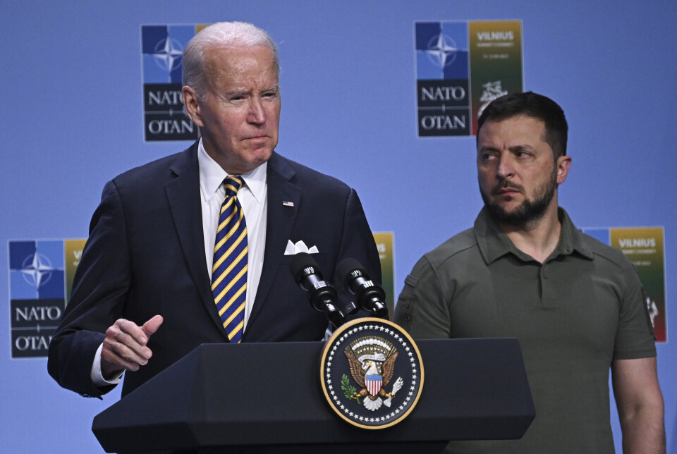 PRESIDENTER: Biden og Zelenskyj fotografert i forbindelse med en pressekonferanse under Nato-toppmøtet i Vilnius i sommer.