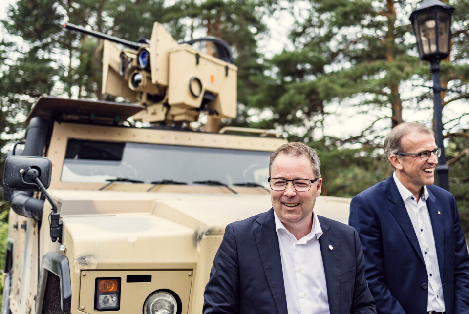 EU-PROGRAM: Å bli med på satsingen til EU kan gange både Norge og norsk våpenindustri. Her er forsvarsminister Bjørn Arild Gram (t.v.) og Eirik Lie fra Kongsberg Defence & Aerospace.