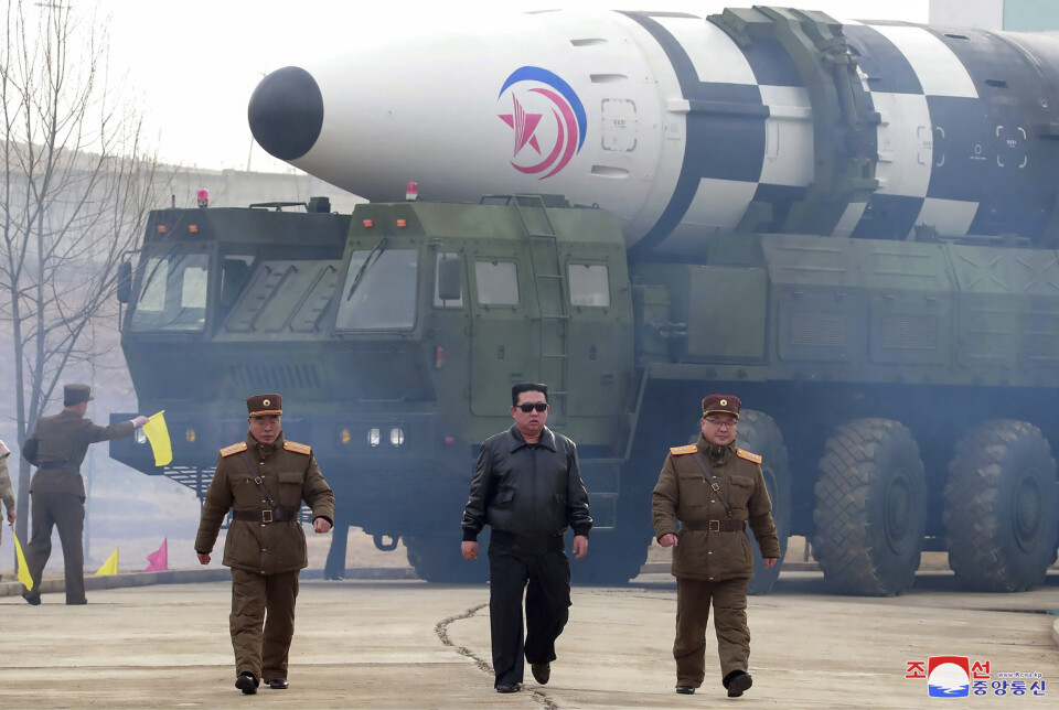 MISSIL: Kim Jong-un foran et Hwasong-17 interkontinentalt missil i mars.