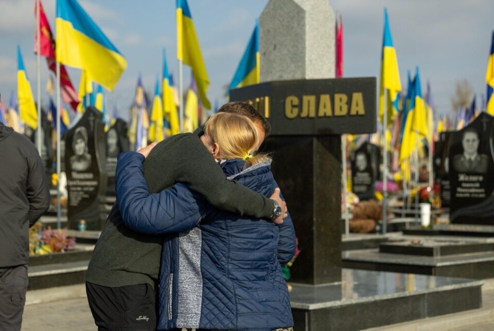 STERKT MØTE: Kristoffersen møtte moren til en 33 år gammel soldat som døde i krigen med russerne. Her på en gravlund i Kharkiv hvor rundt 1600 ukrainske soldater ligger gravlagt.