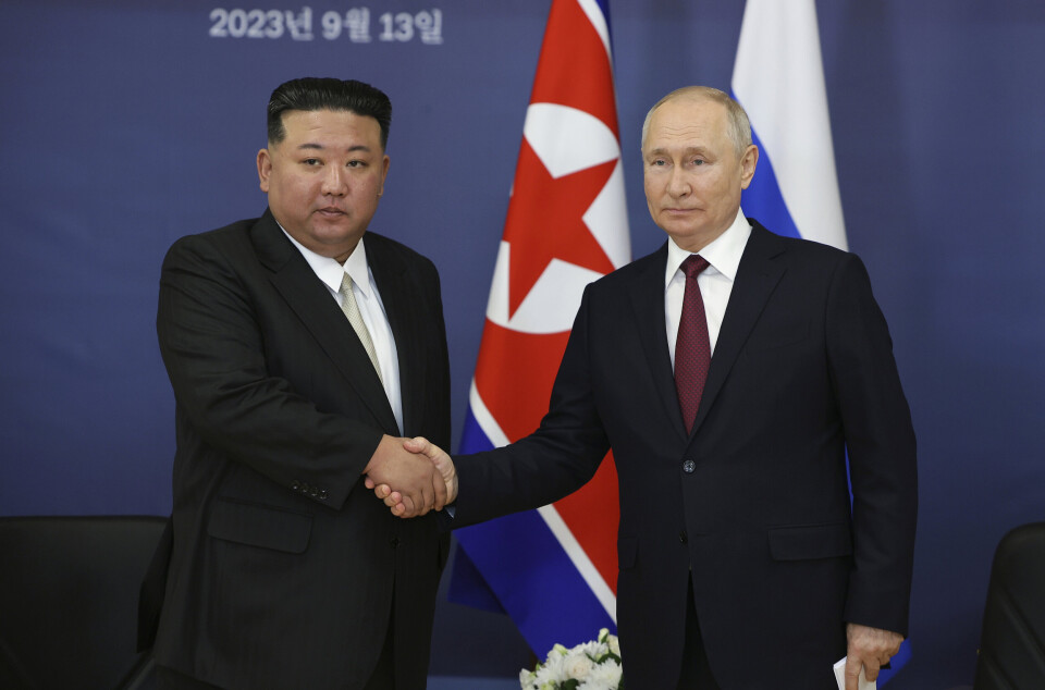 BIDRAR I KRIGEN: Nord-Koreas leder Kim Jong-un (t.v.) og Russlands president Vladimir Putin har styrket samarbeidet siden Russland invaderte Ukraina.