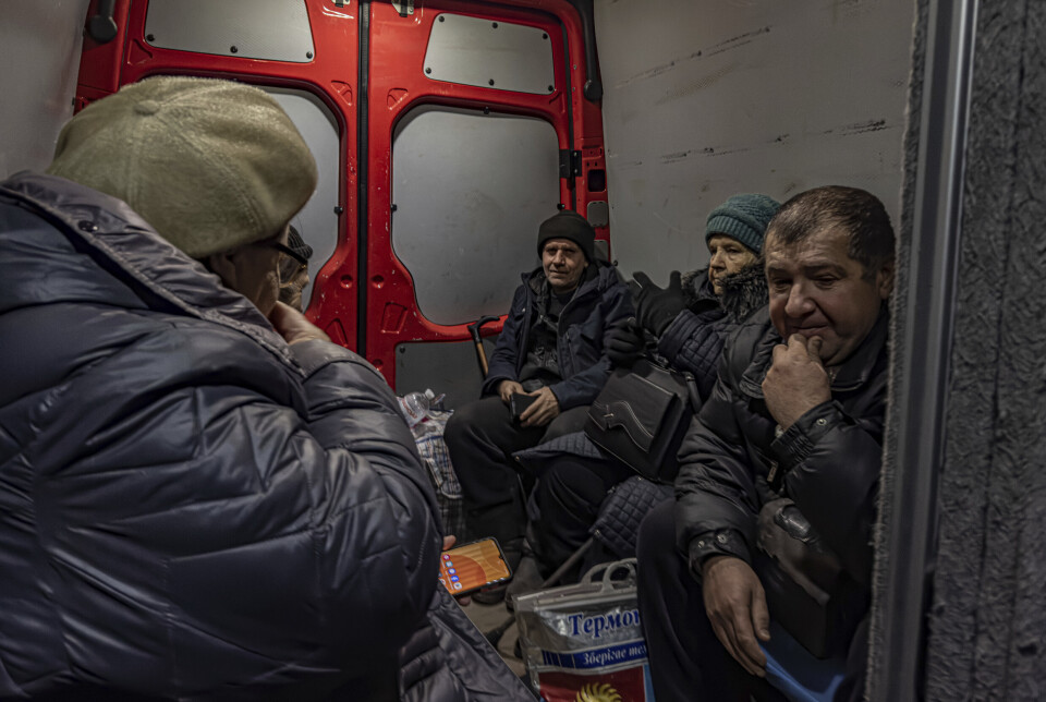 EVAKUERES: Ukrainske innbyggere fra byen Kurakhove evakuerer som følge av de konstante russiske angrepene. Store deler av Donetsk-regionen er truet av den russiske framrykkingen.